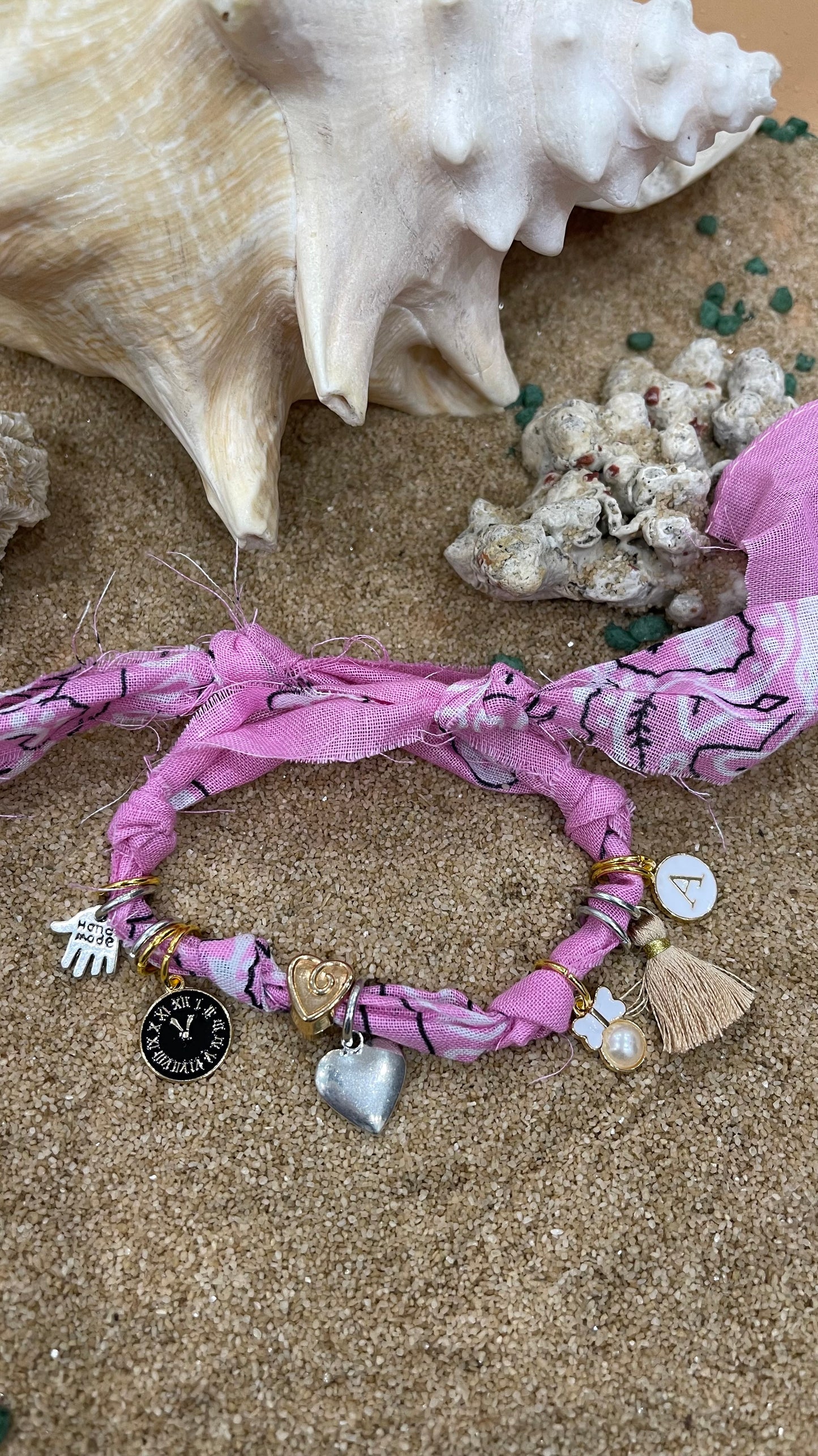bracciale bandana , con charm in metallo smaltato , "cuore ,perla ,iniziale, orologio" (personalizzabile)