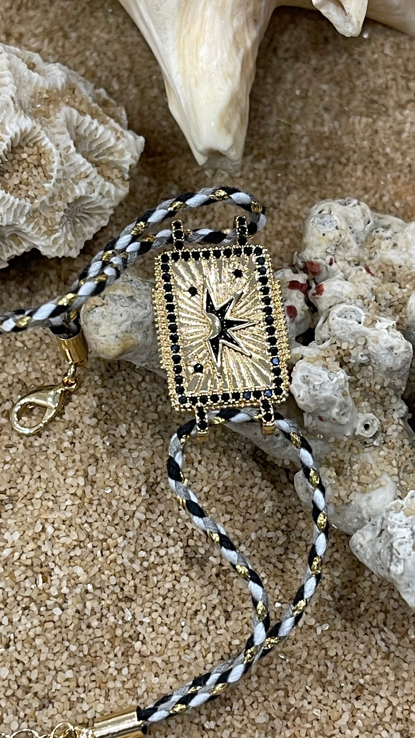 bracciale in cordoncino con amuleto portafortuna, metallo placcato oro