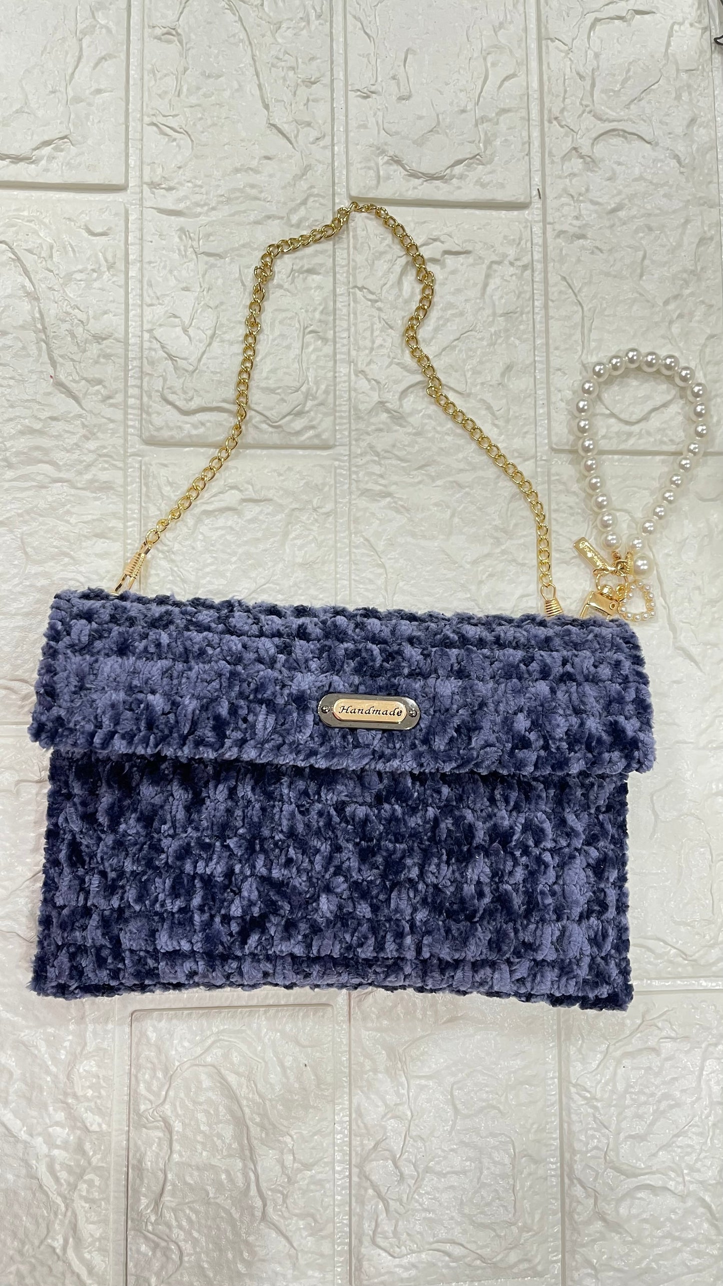 Pochette realizzata a mano "blu" con catena e perle .