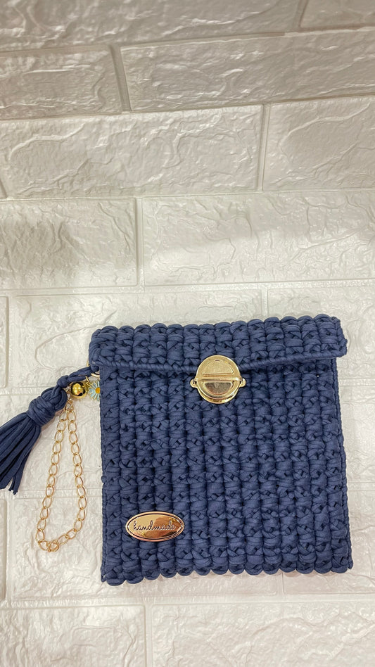 Pochette fettuccia "blu" realizzata a mano, dettaglio sonaglio