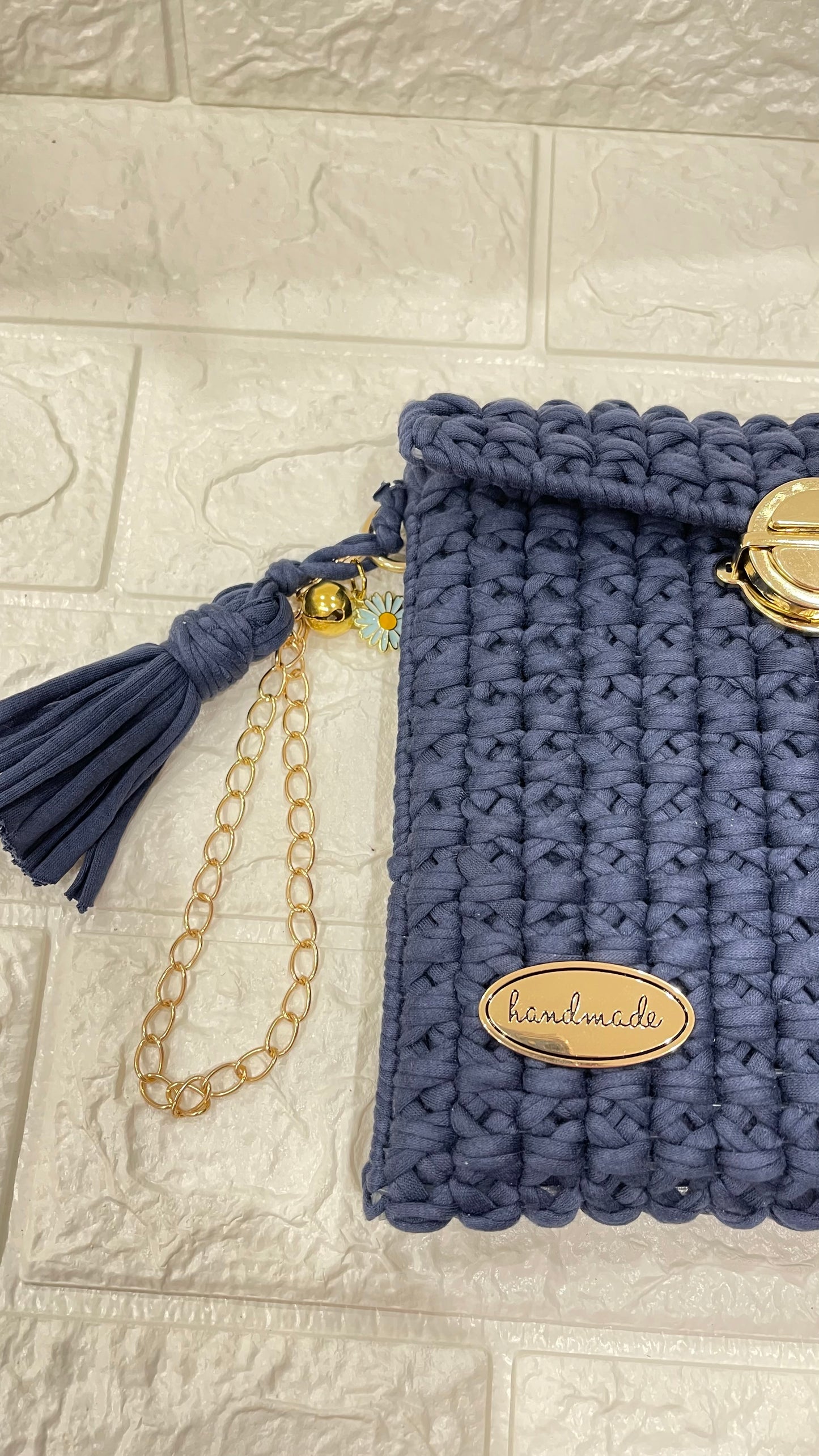 Pochette fettuccia "blu" realizzata a mano, dettaglio sonaglio