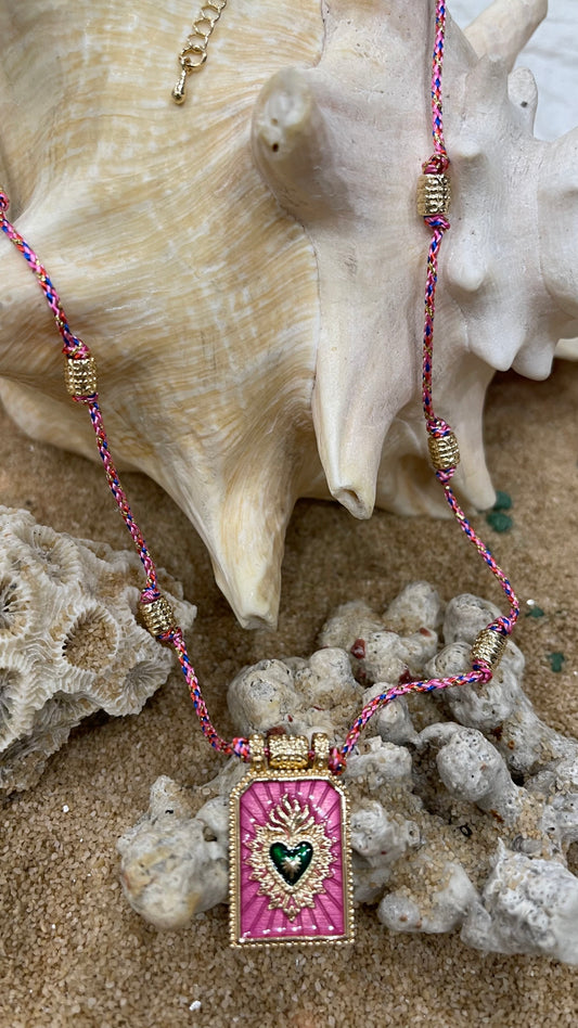 Collana in cordoncino con amuleto portafortuna in metallo placcato oro